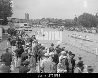 Henley Regatta - 1° giorno la Henley Royal Regatta che apre oggi, ha l'interesse aggiunto di essere le prove olimpiche con un numero record di 67 gare nel programma di oggi. L'immagine mostra: "Royal Finish" - Trinity College, Oxford vince Heat 6 nella Thames Challenge Cup dal Downing College Cambridge, su uno sfondo impressionante. Giugno 30 1948 Foto Stock