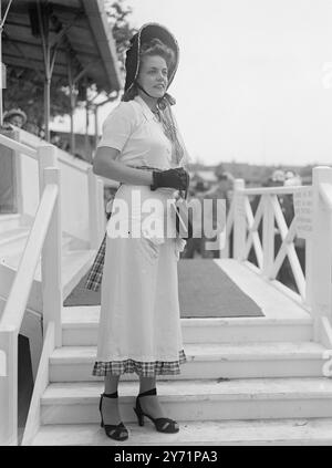 Henley Regatta - 1° giorno la Henley Royal Regatta che apre oggi, ha l'interesse aggiunto di essere le prove olimpiche con un numero record di 67 gare nel programma di oggi. L'immagine mostra: 'Henley up to date' - la signora Peter Sanders ha indossato questo straordinario abito New look con effetto petticoat e cofano Poke nero all'inaugurazione di oggi alla Henley Regatta. 30 giugno 1948 Foto Stock