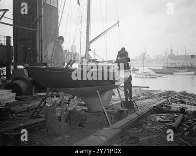 "Pronto per il buzz" - pronto per il Royal Racing Yacht. "Bluebottle", il piccolo yacht da corsa, che verrà presentato alle loro altezza reali, la Principessa Elisabetta e il Duca di Edimburgo, si sta avvicinando al completamento a camper and Nicholson's Yard, Gosport, Hants. Le immagini mostrano: "Royal Racer" - le linee sottili di "Bluebottle", si possono vedere chiaramente, mentre si avvicina al completamento dello scivolo di Gosport. Lo yacht è il dono dell'Island Sailing Club, Isola di Wight, ed è nella classe Dragon. Uno dei fratelli ufficiali del Duca, Lieut M Crighton, salperà lo yacht per le sue prove. Giugno 29 1948 Foto Stock