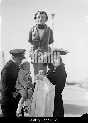 Un AFFARE NAVALE BATTEZZÒ A BORDO DELLA SCUOLA DELLA MARINA di Portsmouth , a bordo di una H.M.S. ' Vernon ' -una struttura costiera e la principale Torpedo and Anti-Submarine Training School della Royal Navy - ebbe luogo un battesimo . Il bambino, che fu battezzato Robert Henry Hobart , è il figlio di Lieu e della signora Hobart dell'Hampshire . Il servizio fu condotto dal vescovo di Portsmouth . SPETTACOLI DI IMMAGINI:- e l'ammiraglio guardò Lieu Hobart e sua moglie, con il loro figlio maggiore , e il bambino Robert Henry che fu battezzato , ebbero un osservatore quando questa foto fu scattata. La figura sullo sfondo è Foto Stock