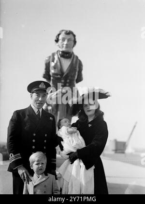 Un AFFARE NAVALE BATTEZZÒ A BORDO DELLA SCUOLA DELLA MARINA di Portsmouth , a bordo di una H.M.S. ' Vernon ' -una struttura costiera e la principale Torpedo and Anti-Submarine Training School della Royal Navy - ebbe luogo un battesimo . Il bambino, che fu battezzato Robert Henry Hobart , è il figlio di Lieu e della signora Hobart dell'Hampshire . Il servizio fu condotto dal vescovo di Portsmouth . SPETTACOLI DI IMMAGINI:- e l'ammiraglio guardò Lieu Hobart e sua moglie, con il loro figlio maggiore , e il bambino Robert Henry che fu battezzato , ebbero un osservatore quando questa foto fu scattata. La figura sullo sfondo è Foto Stock