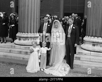 Sir John Clerke sposa Miss M Beviss Bond il matrimonio tra Sir John Edward Longueville Clerke, BT., figlio maggiore del defunto Mr Francis W.T. Clerke e di Lady Ludlow-Hewitt, e figliastro del maresciallo dell'aria Sir Edgar Ludlow-Hewitt, di Westbrook House, Bromham, Chippenham, Wiltshire, e Maria, figlia di Lieut. Il colonnello e la signora I.R. Beviss Bond, di Prosperity Natal, e l'Old Rectory, Nothing Newnton, Wiltshire, hanno avuto luogo oggi a St Peter's Eaton Square, Londra. La foto mostra : -la sposa sorridente e lo sposo, posa con il signor M Waterhouse, il "testimone" dopo la cerimonia di oggi, a San Pietro Foto Stock