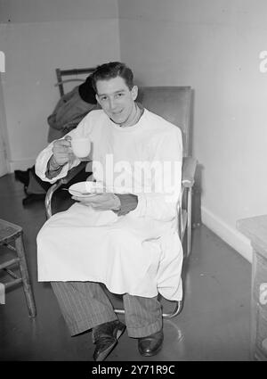 ARRIVANO I QUADRETTI LONDINESI tre ragazzi e una ragazza sono nati dalla signora BESSIE TAYLOR , moglie del 27enne Robert Taylor di Sheldon Road , Edmonton, al North Middlesex County Hospital . Nati prematuramente, la condizione dei quattro neonati viene data '' giusta''. Il signor Taylor si vestì con un abito bianco da sala operatoria e una maschera di garza sterilizzata, visitò il comodino di sua moglie dopo la nascita e rimase con lei per 20 minuti. MOSTRA IMMAGINI:- Robert Taylor , il padre orgoglioso , ha gustato una tazza di tè all'ospedale dopo aver salutato le quattro aggiunte alla sua famiglia. 21 ottobre 1948 Foto Stock