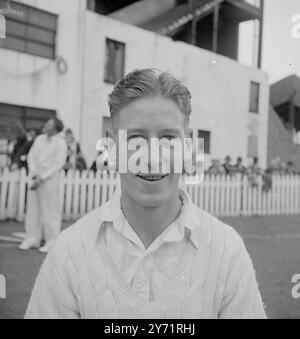 Ha scioccato il Middlesex alla foto di Lord qui è il ventiquattrenne Glamorgan , un lanciatore medio veloce , Norman Hever , ex Middlesex , che ha colpito con un grande colpo la sua vecchia squadra quando ha licenziato i battelli del Middlesex e dell' Inghilterra , Robertson , Edrich e Denis Compton , con solo 20 corse sul tabellone . Le sue cifre erano 5 over , 2 M , 4 R , 3 W. Il primo shock è arrivato quando Robertson è stato bocciato con la prima palla della partita. Il secondo giorno ( giovedì 26 maggio ) non si è tenuto alcun concerto a causa della pioggia . Maggio 29 1949 Foto Stock