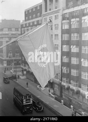 La BANDIERA DELLE NAZIONI UNITE VOLA A LONDRA la bandiera delle Nazioni Unite, che reca l'emblema delle Nazioni Unite centrato su uno sfondo blu, è stata issata ufficialmente per la prima volta a Londra. Sta volando dal flagstaff fuori dall'edificio delle Nazioni Unite in Russell Square per commemorare il terzo anniversario della giornata delle Nazioni Unite . 23 ottobre 1948 Foto Stock