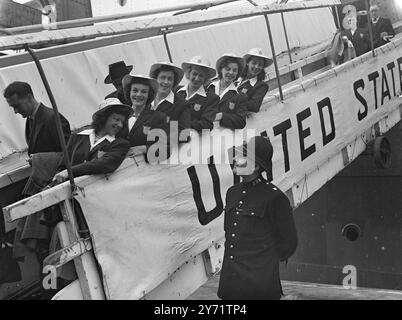 "Dopo i premi" - arrivano le ginnaste olimpiche statunitensi. Arrivando sulla nave ammiraglia delle linee degli Stati Uniti "America", oggi a Southampton, questi membri sorridenti della squadra olimpica di ginnastica americana, fanno sapere alla squadra ginnastica che sono qui dopo i premi. Da sinistra a destra sono Helen Schifano, Consetta Lenz, Meta Elste, Dorothy Dalton, Anita Simonis e Laddie Bakanko. 21 luglio 1948 Foto Stock