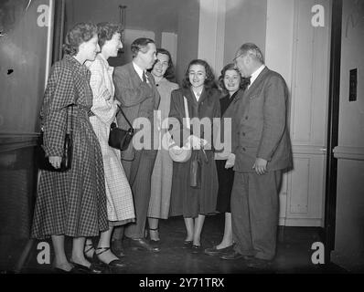 Il signor Wilson parla con gli studenti americani, l'Università di Londra gli studenti e gli insegnanti delle università americane che si trovano qui per una visita di due settimane per studiare il piano Marshall in azione sono stati interpellati da Harold Wilson, presidente del Board of Trade, dell'Università di Londra. Il partito farà un giro in Europa quando lascerà questo paese. L'immagine mostra: "Transatlantic Chat" - il signor Wilson chatta con gli studenti e gli insegnanti dopo il suo discorso di oggi. Da sinistra a destra - Marilyn Apelson, di Brooklyn, (Columbia College) ; Pearl Weitz, Bronx, NY, (Columbia College); Cyra Machanic, Burlington, Vermont, Foto Stock