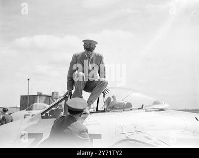 Lo scià di Persia visita l'aerodromo della RAF lo scià di Persia, che è ora in una breve visita semi-ufficiale, in Gran Bretagna oggi ha fatto una visita alla stazione RAF di Odiham (Hants). Tra gli aerei di cui si interessò molto, dove gli ultimi tipi di jet air-craft. Immagini: Lo scià di Persia, sale nella cabina di pilotaggio del jet fighter "vampiro" durante il suo tour dell'aerodromo di oggi. 21 luglio 1948 Foto Stock