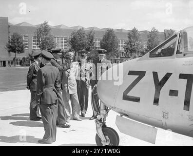 Lo scià di Persia visita l'aerodromo della RAF lo scià di Persia, che è ora in una breve visita semi-ufficiale, in Gran Bretagna oggi ha fatto una visita alla stazione RAF di Odiham (Hants). Tra gli aerei che ha avuto grande interesse come Wing Commander Wooton RAF, spiega i meriti di un aereo Jet, durante la visita dello scià alla stazione della Royal Air Force di Odiham, Hampshire. 21 luglio 1948 Foto Stock