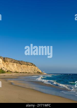 Soleggiato giorno di settembre alla Southern California Beach con cielo limpido e onde che si innalzano su una spiaggia sabbiosa Foto Stock