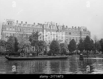 La visita della principessa Margaret in Olanda. La principessa Margherita non soggiornerà al Palazzo reale di Amsterdam quando andrà in Olanda per l'incoronazione della principessa Giuliana il 6 settembre come regina dei Paesi Bassi. Con la sua suite avrà dieci camere nell'ala nord-ovest dell'Amstel Hotel, dove soggiorneranno tutti i reali in visita. Le stanze private della Principessa, una camera da letto e un salotto in stile moderno, sono decorate in verde chiaro: Alle pareti sono appesi dipinti di maestri olandesi. Dalla sua camera, la principessa Margaret avrà una magnifica vista sul fiume Amstel, sul Tamigi di Amsterdam, da cui il lago di Foto Stock