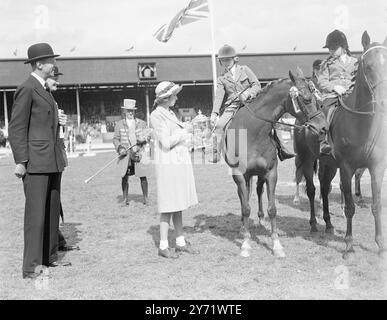 Premio - Pony vincitore. La Rawnsley Challenge Cup per il pony campione per bambini all'International Horse Show al White City Stadium di Londra, è stata vinta da "Legend", una gelding di castagne di otto anni, esposta e cavalcata da Miss Elizabeth Spencer, di Braunston Lodge, vicino Oakham, Rutland. Immagini: La Principessa Alexandra di Kent presenta la coppa alla nove anni Elizabeth che viene vista su "Legend", il pony campione, al White City Stadium di Londra. 20 agosto 1948 Foto Stock