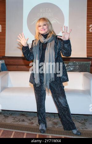 Milano Italia 04/10/2013 : Rita Pavone, cantante italiana, sessione fotografica per la presentazione del nuovo album "Master" Foto Stock