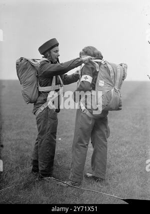 Addestramento paracadute per il team medico la Royal Air Force ha iniziato l'addestramento di squadre mediche complete per scendere in paracadute per assistere alle vittime non facilmente raggiunte dai gruppi di terra. La prima di queste squadre, composta da un ufficiale medico, quattro sorelle infermieristiche del Princess Mary's RAF Nursing Service e quattro infermieri della RAF, sono in corso di formazione presso la No. 1 Parachute and Glider School di Upper Heyford. All'esercizio assiste il Vice Marshal dell'aria P.. C Livingston, Direttore generale RAF Medical Services, e Miss HW Cargill, Marton-in-Chief P.M.R.A.F. Picture Shows: One Foto Stock