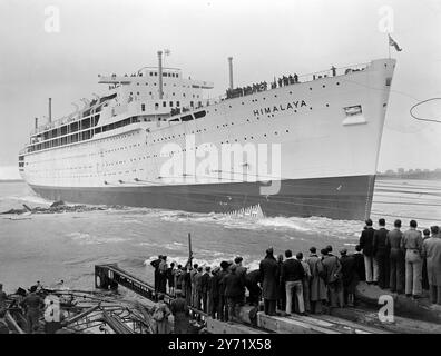 Lancio dell'Himalaya di P and o. Il transatlantico Himalaya, 31.000 tonnellate lorde, la più grande nave costruita per la P and o Steam Navigation Company e dichiarata la più grande al mondo lanciata quest'anno, è stato lanciato oggi a Barrow-in-Furness da Lady Currie, moglie di Sir William Currie, presidente della P and o Coy. L'Himalaya è destinato al servizio Regno Unito - India - Australia e uscirà dall'Inghilterra a Bombay di cinque giorni, e quello dall'Inghilterra a Melbourne di dieci giorni. Ha una sistemazione per 770 passeggeri di prima classe e 390 passeggeri di classe turistica e trasporterà un equipaggio Foto Stock