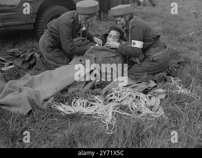 Addestramento paracadute per il team medico la Royal Air Force ha iniziato l'addestramento di squadre mediche complete per scendere in paracadute per assistere alle vittime non facilmente raggiunte dai gruppi di terra. La prima di queste squadre, composta da un ufficiale medico, quattro sorelle infermieristiche del Princess Mary's RAF Nursing Service e quattro infermieri della RAF, sono in corso di formazione presso la No. 1 Parachute and Glider School di Upper Heyford. All'esercizio assiste il Vice Marshal dell'aria P.. C Livingston, Direttore generale RAF Medical Services, e Miss HW Cargill, Marton-in-Chief P.M.R.A.F. immagini: Sist Foto Stock