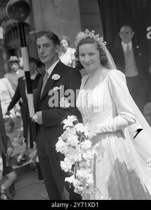 "Golfer Bride" - Maureen Ruttle sposa Robert Garret il matrimonio tra Miss Maureen Ruttle, golfista della Curtis Cup dai capelli castani, e Mr Robert Garret, agente immobiliare di Bournemouth, e compagno di golf si è svolto nella chiesa di St Mark, North Audley Street, Londra. Figlia del maggiore J.S. Ruttle, di Sandbanks, Canford Cliffs, Miss Ruttle è stata scelta per giocare contro l'America. L'immagine mostra: "Coppia abbinata" - la sposa sorridente lascia St Marks sul braccio del suo sposo, dopo la cerimonia di oggi. 3 luglio 1948 Foto Stock