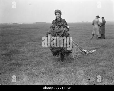 Addestramento paracadute per il team medico la Royal Air Force ha iniziato l'addestramento di squadre mediche complete per scendere in paracadute per assistere alle vittime non facilmente raggiunte dai gruppi di terra. La prima di queste squadre, composta da un ufficiale medico, quattro sorelle infermieristiche del Princess Mary's RAF Nursing Service e quattro infermieri della RAF, sono in corso di formazione presso la No. 1 Parachute and Glider School di Upper Heyford. All'esercizio assiste il Vice Marshal dell'aria P.. C Livingston, Direttore generale RAF Medical Services, e Miss HW Cargill, Marton-in-Chief P.M.R.A.F. spettacoli fotografici : Sen Foto Stock