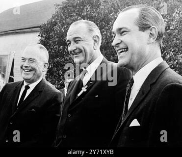 La CIA ha un nuovo capo. Washington DC : in una nuova conferenza di 38 minuti nel suo ufficio ovale, il presidente Lydon B Johnson annunciò le dimissioni dell'ammiraglio William F Raborn (a sinistra) come direttore della Central Intelligence Agency e la scelta di Richard M Helms (a destra) per succedergli. Raborn, il presidente e Helms sono mostrati in una foto del 1965 da file. 21 giugno 1966 Foto Stock