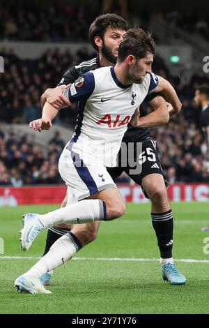 Londra, Regno Unito. 26 settembre 2024. Il difensore del Tottenham Hotspur Ben Davies (33) in azione durante il Tottenham Hotspur FC contro Qarabag FK Europa League Round 1 match al Tottenham Hotspur Stadium, Londra, Inghilterra, Regno Unito il 26 settembre 2024 Credit: Every Second Media/Alamy Live News Foto Stock