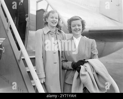 LE STELLE DEL CINEMA VOLANO IN ITALIA. Per girare le location della London Film Productions, le star del cinema Myrna Loy, Peggy Cummings, Richard Greene e Roger Livesey hanno lasciato l'aeroporto di Northolt per l'Italia. Greene e Livesey erano accompagnati dalle loro mogli. Richard Greene è sposato con l'attrice Patricia Medina . LE IMMAGINI MOSTRANO:- per Sunny Italy - le star del cinema Peggy Cummins ( a sinistra) e la ' Perfect Wife' Myra Loy dello schermo prima di partire . 17 settembre 1948 Foto Stock