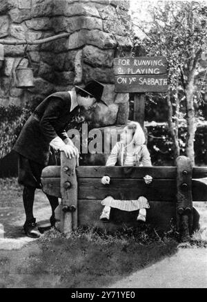 Una scena dalla versione cinematografica della lettera Scarlet : Una ragazza nelle azioni , la penalità per aver corso e giocato a voi sabato , nei giorni puritani in America 4 dicembre 1926 Foto Stock