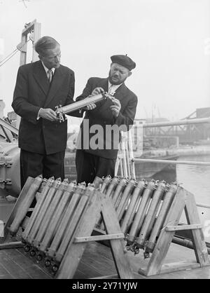 UNA GOLETTA D'ALTURA ARRIVA A LONDRA . Il Motor-Schooner Albatross, della spedizione svedese d'altura, arrivò a Shadwell Basin, Londra, dopo il suo viaggio intorno al mondo. Guidata dal professor Hans Petterson, la spedizione ha raccolto preziose informazioni scientifiche. Sono stati prelevati nuclei di sedimenti dal fondo dell'oceano e le letture sono state effettuate con strumenti che possono raggiungere profondità fino ad ora irraggiungibili. Gli scienziati e coloro che sono interessati al viaggio dell'Albatross saranno in grado di ispezionarla. LA FOTO MOSTRA: Il capo della spedizione, il professor Hans Petterson (a sinistra) con il suo CH Foto Stock