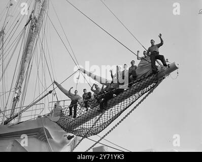 UNA GOLETTA D'ALTURA ARRIVA A LONDRA . Il Motor-Schooner Albatross, della spedizione svedese d'altura, arrivò a Shadwell Basin, Londra, dopo il suo viaggio intorno al mondo. Guidata dal professor Hans Petterson, la spedizione ha raccolto preziose informazioni scientifiche. Sono stati prelevati nuclei di sedimenti dal fondo dell'oceano e le letture sono state effettuate con strumenti che possono raggiungere profondità fino ad ora irraggiungibili. Gli scienziati e coloro che sono interessati al viaggio dell'Albatross saranno in grado di ispezionarla. IMMAGINI:- Salve dai giovani allievi dei cadetti dei "sali" dell'Albatross Foto Stock