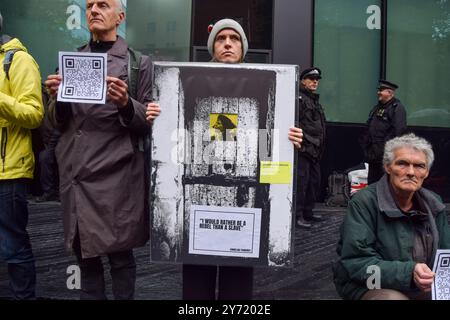 Londra, Regno Unito. 27 settembre 2024. Un manifestante tiene una foto dell'attivista suffragetta Emmeline Pankhurst fuori dalla corte di Southwark mentre due attivisti Just Stop Oil, Phoebe Plummer e Anna Holland, che hanno gettato zuppa su un dipinto di Van Gogh, ricevono le loro sentenze. I manifestanti hanno organizzato una mostra di protesta, con immagini di numerosi prigionieri politici e attivisti in carcere. Crediti: Vuk Valcic/Alamy Live News Foto Stock