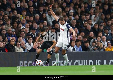 Londra, Regno Unito. 26 settembre 2024. Il difensore del Tottenham Hotspur Micky van de Ven (37) e l'attaccante del Qarabag Abdellah Zoubir durante il Tottenham Hotspur FC contro Qarabag FK Europa League Round 1 match al Tottenham Hotspur Stadium, Londra, Inghilterra, Regno Unito il 26 settembre 2024 Credit: Every Second Media/Alamy Live News Foto Stock