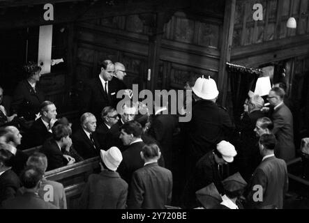 Il servizio della chiesa del Partito del lavoro è stato interrotto. Il Premier britannico Harold Wilson nella foto seduto in una zampa dopo che i manifestanti della guerra ani-Vietnam lo gridarono mentre leggeva la lezione della bibbia al servizio della Chiesa del Partito Laburista nella chiesa metodista di Dorset Gardens , Brighton , Sussex il 2 ottobre 1966 . Accanto al signor Wilson c'è sua moglie Mary, in parte oscurata dal loro figlio Giles, 17 anni. Dall'altra parte c'è il segretario agli Esteri George Brown . Il Premier Wilson ha rinunciato a cercare di leggere la lezione quando non poteva essere ascoltato al di sopra delle urla e delle strizzature . Attualmente è a Brighton per il Partito Laburista Confere Foto Stock