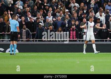 Londra, Regno Unito. 26 settembre 2024. Il difensore del Tottenham Hotspur Micky van de Ven reagisce all'arbitro Willy Delajod durante il Tottenham Hotspur FC contro Qarabag FK Europa League Round 1 match al Tottenham Hotspur Stadium, Londra, Inghilterra, Regno Unito il 26 settembre 2024 Credit: Every Second Media/Alamy Live News Foto Stock