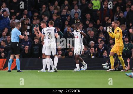 Londra, Regno Unito. 26 settembre 2024. Il difensore del Tottenham Hotspur Micky van de Ven (37) e il portiere del Tottenham Hotspur Guglielmo Vicario (1) discutono con l'arbitro Willy Delajod durante la partita del Tottenham Hotspur FC contro Qarabag FK Europa League turno 1 al Tottenham Hotspur Stadium, Londra, Inghilterra, Regno Unito il 26 settembre 2024 Credit: Every Second Media/Alamy Live News Foto Stock
