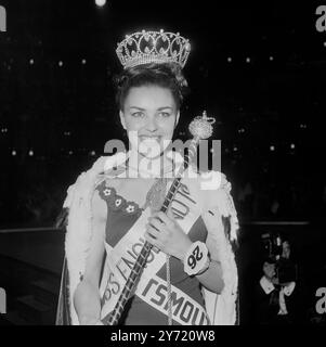 "La nuova Miss Inghilterra" Londra: Denti brillanti per abbinare la sua corona, e mostrati ieri sera alla sala da ballo Lyceum di Londra è la nuova Miss Inghilterra per il 1966. È "Miss Portsmouth", Janice Whiteman (21) una cassiera, le cui statistiche vincenti sono 36-24-35. Altezza 5'4; peso 8,7 con capelli marroni e occhi verdi. 26 aprile 1966 Foto Stock