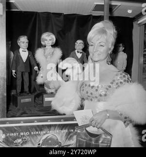 La co-creatrice della popolare serie televisiva di marionette Sylvia Anderson è vista con Lady Penelope (sfondo), quando Sylvia ha partecipato alla prima mondiale del film Thunderbirds Are Go al London Pavilion . Altri membri della famiglia International Rescue Tracy qui visti sono l'ex astronauta milionario padre dei cinque che formano l'International Rescue Jeff Tracy (a sinistra) e l'autista Parker (con un indumento). Oltre ad essere la voce di Lady Penelope, Sylvia ha prodotto il film. Tutte le marionette furono ospiti d'onore alla prima. 12 dicembre 1966 Foto Stock