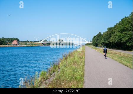 Ciclista sulle rive del canale Albert, Stokrooie, Hasselt, Belgio, 12 AUG, 2024 Foto Stock