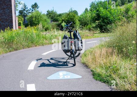 Bicicletta da trekking con panieri alla pista ciclabile fast F5, Stokrooie, Hasselt, Belgio, 12 AUG, 2024 Foto Stock