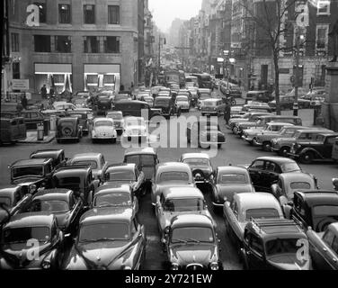 Hanover Square , Londra - pieno di auto parcheggiate prima dell' introduzione della Pink zone , che mira a liberare il centro di Londra dalla congestione durante la corsa natalizia . È entrato in vigore alle 8:30 del 30 novembre 1959 prima della foto scattata venerdì 26 novembre 1959 Foto Stock