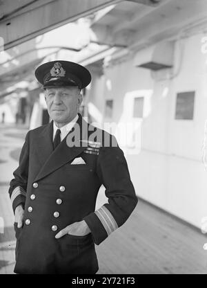 Quando la Cunard-White Star Liner , ' Queen Mary' attraccò a Southampton da New York oggi , portò alla fine della carriera del capo Purser Charles Johnson , che entrò a far parte della Cunard Line nel 1905 . La Queen Mary è la 37a nave di linea in cui ha prestato servizio. Fu capo Purser della Queen Mary nel suo viaggio inaugurale nel 1936 e della Queen Elizabeth nel suo viaggio inaugurale segreto dal Clyde a New York nel 1940. Fu Purser o Assistant Purser nei viaggi inaugurali di altri cinque Cunard Liners. Immagini: Capo Purser , Charles G Johnson o B e , nella foto Foto Stock