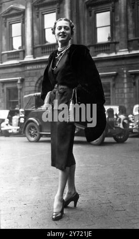 Oggi è stata la giornata privata di osservazione per il Royal Academy Summer Show a Burlington House , Londra . Una delle modelle Dior , qui per la sfilata di moda del Savoy Hotel , fotografata al RA Viewing . Lei è la signora Jane Burns del Connecticut USA . Indossa un cappotto nero astrakhan il .28 aprile 1950 Foto Stock