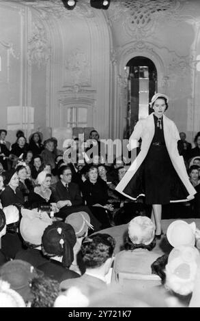 Al Savoy hotel si è tenuta una mostra di moda per la primavera e l'estate da Christian Dior di Parigi. Questa è la prima volta che Dior mostra le sue creazioni a Londra , e una festa dei suoi modelli è volata appositamente per lo spettacolo. Tre illustri visitatori che assistono alla sfilata qui, LtoR Mrs Winston Churchill , la contessa di Harewood e il conte di Harewood . - 25 aprile 1950 Foto Stock