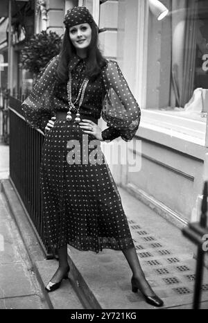 Shula Tavet modella una gonna a pieghe in organza e blusa coordinata, con un cappello sciarpa nello stesso materiale della Collezione Christian Dior - London Spring '69 , degnato da Jorn Langberg e presentato alla stampa a Londra il .4 marzo 1969 Foto Stock