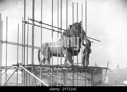 Il Leone di Hungerford in movimento. Realizzata da William Frederick Woodington nel 1837, si trovava in cima alla vecchia Lion Brewery ed era un simbolo della South Bank sul Tamigi per oltre 100 anni fino a quando non si spostò prima in preparazione per il Festival di Londra, vicino alla stazione di Waterloo nel 1949. Dal 1966 si trova all'estremità est del Westminster Bridge. Nella foto, mentre l'impalcatura viene allestita in preparazione per spostarla dalla vecchia fabbrica di birra Lion in Belvedere Road, Lambeth, Londra, 19 gennaio 1949 Foto Stock