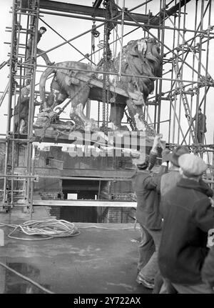 Il Leone di Hungerford in movimento. Realizzata da William Frederick Woodington nel 1837, si trovava in cima alla vecchia Lion Brewery ed era un simbolo della South Bank sul Tamigi per oltre 100 anni fino a quando non si spostò prima in preparazione per il Festival di Londra, vicino alla stazione di Waterloo nel 1949. Dal 1966 si trova all'estremità est del Westminster Bridge. Nella foto, nel primo tentativo di spostarlo dalla vecchia fabbrica di birra Lion in Belvedere Road, Lambeth, Londra, ma si è rivelato troppo pesante, quindi l'operazione è stata sospesa fino a quando non è stato acquistato un nuovo bar più forte. 8 febbraio 1949 Foto Stock