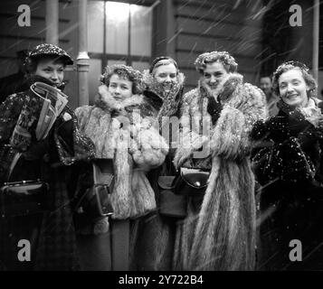 Con i capelli innevati, questi manichini anticipavano il clima artico dell'Inghilterra e erano avvolti in pellicce quando arrivarono alla Victoria Station , Londra da Parigi per partecipare ad una sfilata Schiaparelli al Ciro's Club . . 4 dicembre 1950 Foto Stock