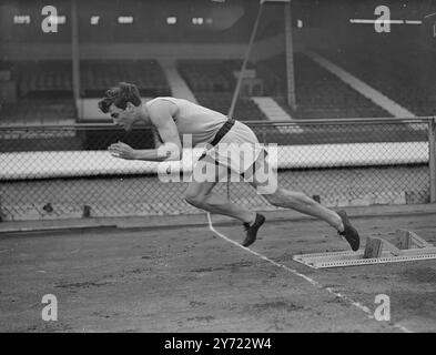 Giovane uomo di fretta. J.C.M. Wilkinson (Brasnose College), il 18enne velocista che è stato selezionato per rappresentare la sua Università contro Cambridge negli Inter-Varsity Sports di sabato alla White City, si allontana da una partenza volante dai cunei durante le prove in pista, oggi. Wilkinson è considerato una possibile selezione per i prossimi Giochi Olimpici. 16 marzo 1948. Foto Stock