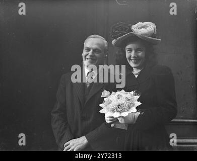 Oggi si è Unito a domani. Nonostante il fatto che si separino domani a causa di una sentenza di una compagnia di navigazione, il signor Thomas Bolling, Senior Assistant Purser della U.S. liner "America", e la signorina Janet Nicholson di Chelsea, e Minneapolis, hanno avuto un matrimonio gioioso al Chelsea Register Office oggi, (giovedì). Il signor Bolling salpa domani e Janet lo segue a New York il mese prossimo. Le immagini mostrano: "Today's Bride" - rose di cavolo rosse e bianche hanno dato il via al cappello da sposa a Chelsea oggi (giovedì), mentre la sposa sorridente viene fotografata con lo sposo dopo la cerimonia. 11 marzo 1948 Foto Stock