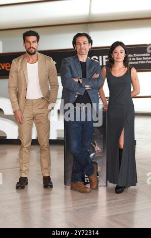 Mario Casas, Rodrigo Cortes e Anna Castillo beim Photocall zum Kinofilm Escape auf dem 72. Internationalen Filmfestival San Sebastian / Festival Internacional de Cine de San Sebastian im Kursaal. San Sebastian, 27.09.2024 *** Mario Casas, Rodrigo Cortes e Anna Castillo al photocall per il film fuga al 72 ° Festival Internazionale del Cinema di San Sebastian Internacional de Cine de San Sebastian nel Kursaal San Sebastian, 27 09 2024 foto:XC.xNiehausx/xFuturexImagex escape 4902 Foto Stock