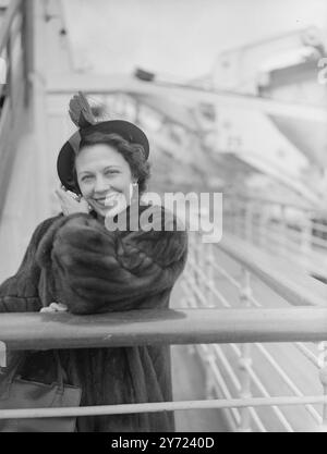 Madamoiselle da Armentieres che arriva a Southampton a bordo della stella Cunnard White 'Queen Elizabeth' da New York oggi è l'originale 'Madamoiselle from Armentieres' Estelle Brody, la nota attrice americana. Miss Brody ha interpretato il ruolo principale nell'omonimo film muto dopo la prima guerra mondiale. Le immagini mostrano: 'Parlez Vous' Estelle Brody dà un sorriso accogliente quando arriva sulla 'Q. E' a Southampton oggi. 17 marzo 1948. Foto Stock