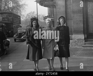 I ventiquattro finalisti di tutto il paese che stasera si sfideranno per il titolo di '1948 National Ballroom Queen' alla Grosvenor House di Londra, sono arrivati nella capitale questo pomeriggio. Hanno vinto l'evento attraverso gare di qualificazione della zona e il giudizio finale sarà basato sulla grazia, il fascino e la capacità di ballo. Il concorso organizzato dal quotidiano "The People" prevede una Challenge Cup e quasi £200 in regali per la ragazza che viene scelta come "Regina". L'immagine mostra: Da sinistra a destra:- Mrs Doris Wrathall (Manchester), Miss Jean Cryer (Burnley) e Miss Do Foto Stock